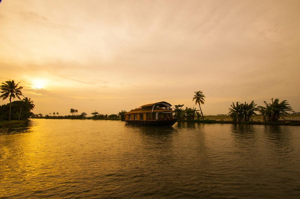 Thriling-house-boat